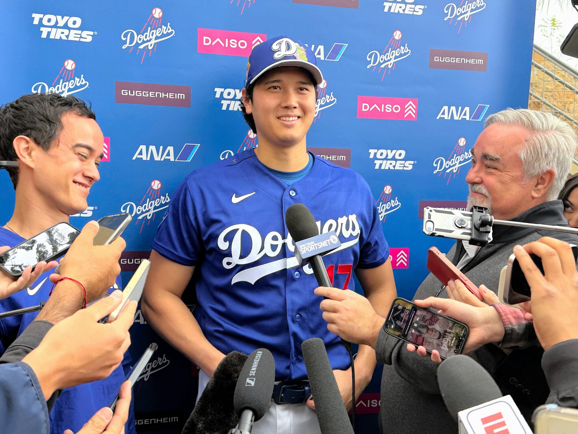 取材に応じるドジャースの大谷翔平=米アリゾナ州グレンデール、大宮慎次朗撮影