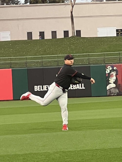 開幕戦の試合前、キャッチボールをする佐々木麟太郎