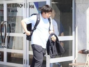 球場を後にするヤクルト山田(撮影･塚本光)