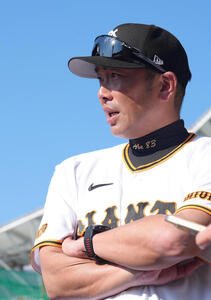練習を見つめる巨人阿部監督(撮影･足立雅史)