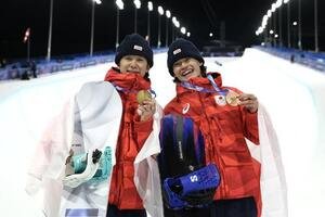 金メダルを手に笑顔の戸塚(左)と銅メダルの山田(撮影･前田充)