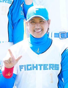 ｢DOMIれ！｣ポーズで集合写真に納まる日本ハム新庄監督(撮影･江口和貴)