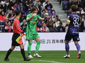 広島対岡山　PK戦で岡山藤井のシュートを止め、勝利に貢献した広島GK大迫(左)は広島塩谷と大喜び(撮影･加藤孝規)
