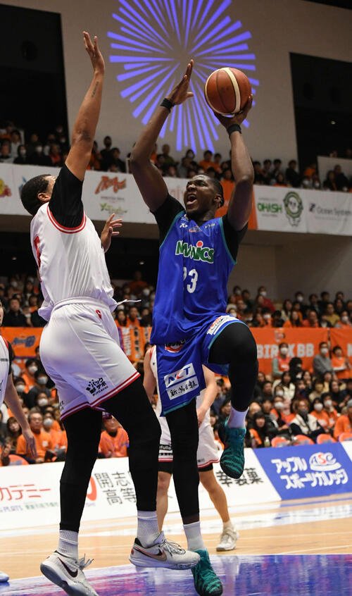 シュートを決める新潟のムトンボ(右)