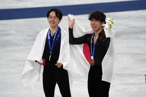 笑顔を見せる銀メダルの鍵山(左)と銅メダルの佐藤(撮影･パオロ　ヌッチ)