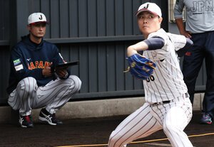 アドバイザーのダルビッシュ有(左)が見守る中、ブルペンで調整する松本裕樹=2026年2月14日午前11時9分、宮崎市、小宮路勝撮影
