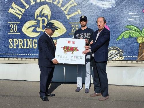 ｢霧島オリーブ赤豚｣を贈呈されたオリックス井上亮(まこと)オーナー(右)と岸田護監督(中央)(撮影･林英樹)