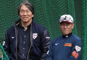 打撃練習を見守る松井秀喜さん(左)と井端弘和監督=2026年2月14日午後0時44分、宮崎市、小宮路勝撮影