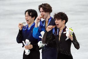 メダルを手に記念撮影する銀メダルの鍵山(左)と銅メダルの佐藤(右)。中央は金メダルはミハイル･シャイドロフ(撮影･パオロ　ヌッチ)