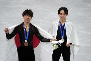 銀メダルの鍵山(右)と銅メダルの佐藤(撮影･パオロ　ヌッチ)