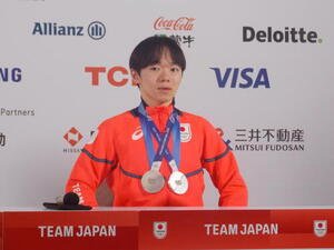 個人銀メダル獲得から一夜明け、日本オリンピック委員会(JOC)の記者会見で思いを語った鍵山優真(撮影･松本航)