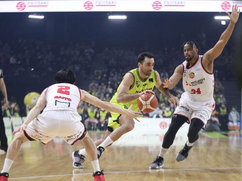 仙台対名古屋D　突破を狙うB1仙台エルダーウィッチ(中央)(撮影･高橋香奈)