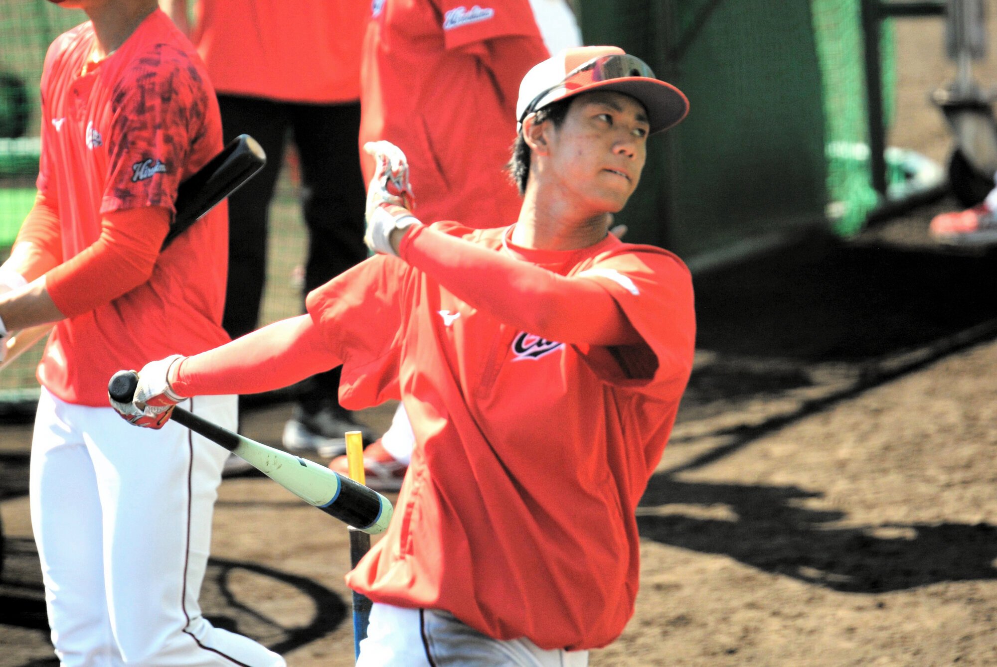 打撃練習をする広島の西川篤夢=2026年2月14日、沖縄市･コザしんきんスタジアム、上山浩也撮影
