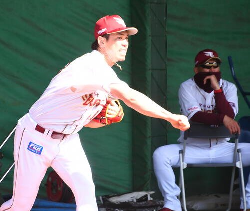 残留練習でブルペン投球する楽天前田健(左)と三木監督(撮影･山田愛斗)