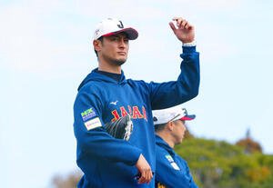 選手たちの練習を見つめるダルビッシュ(撮影･垰建太)