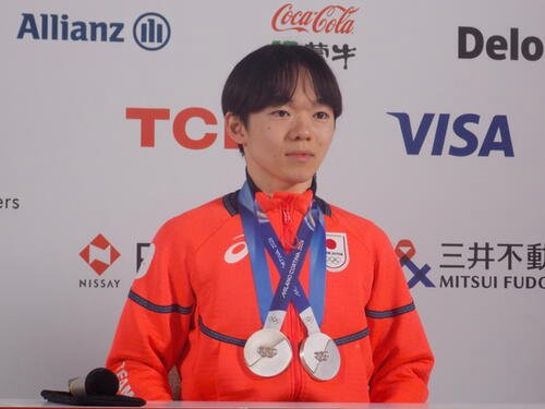 個人銀メダル獲得から一夜明け、日本オリンピック委員会(JOC)の記者会見で思いを語った鍵山優真(撮影･松本航)