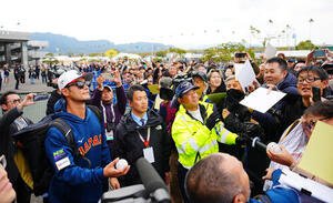 ファンのサインに応じるダルビッシュ(左)(撮影･垰建太)