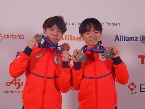 日本オリンピック委員会(JOC)のメダリスト記者会見で笑顔を見せる鍵山優真(右)と佐藤駿(撮影･松本航)