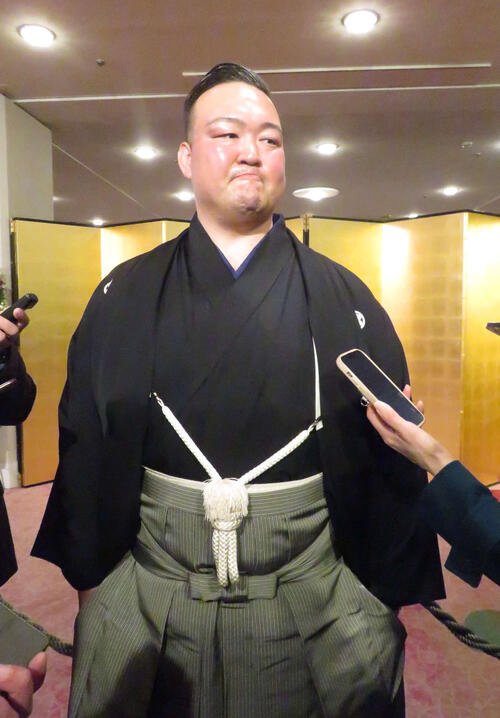 弟子の大の里の横綱昇進披露宴を前に報道陣の取材に応じた二所ノ関親方