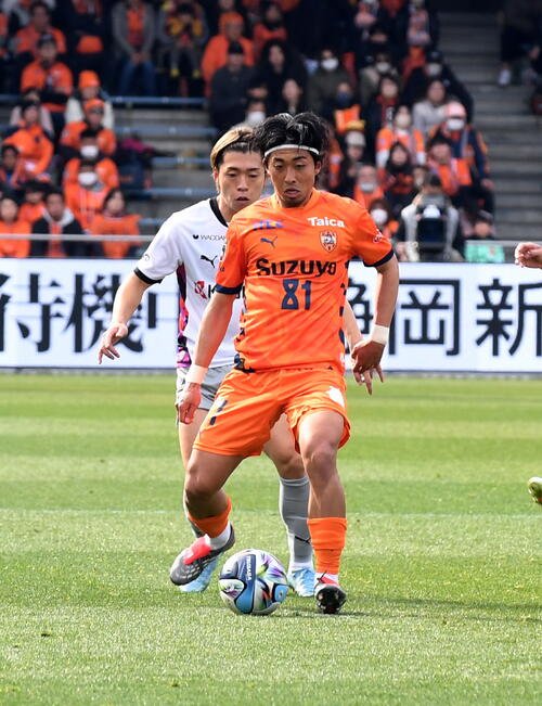 前半、パスを出す清水小塚(手前)