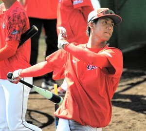 打撃練習をする広島の西川