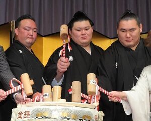 横綱昇進披露宴で鏡開きをする(左から)二所ノ関親方、大の里、豊昇龍＝代表撮影