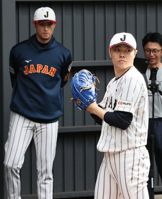 アドバイザーのダルビッシュ(左)が見守る中、ブルペンで調整する松本＝いずれも小宮路勝撮影
