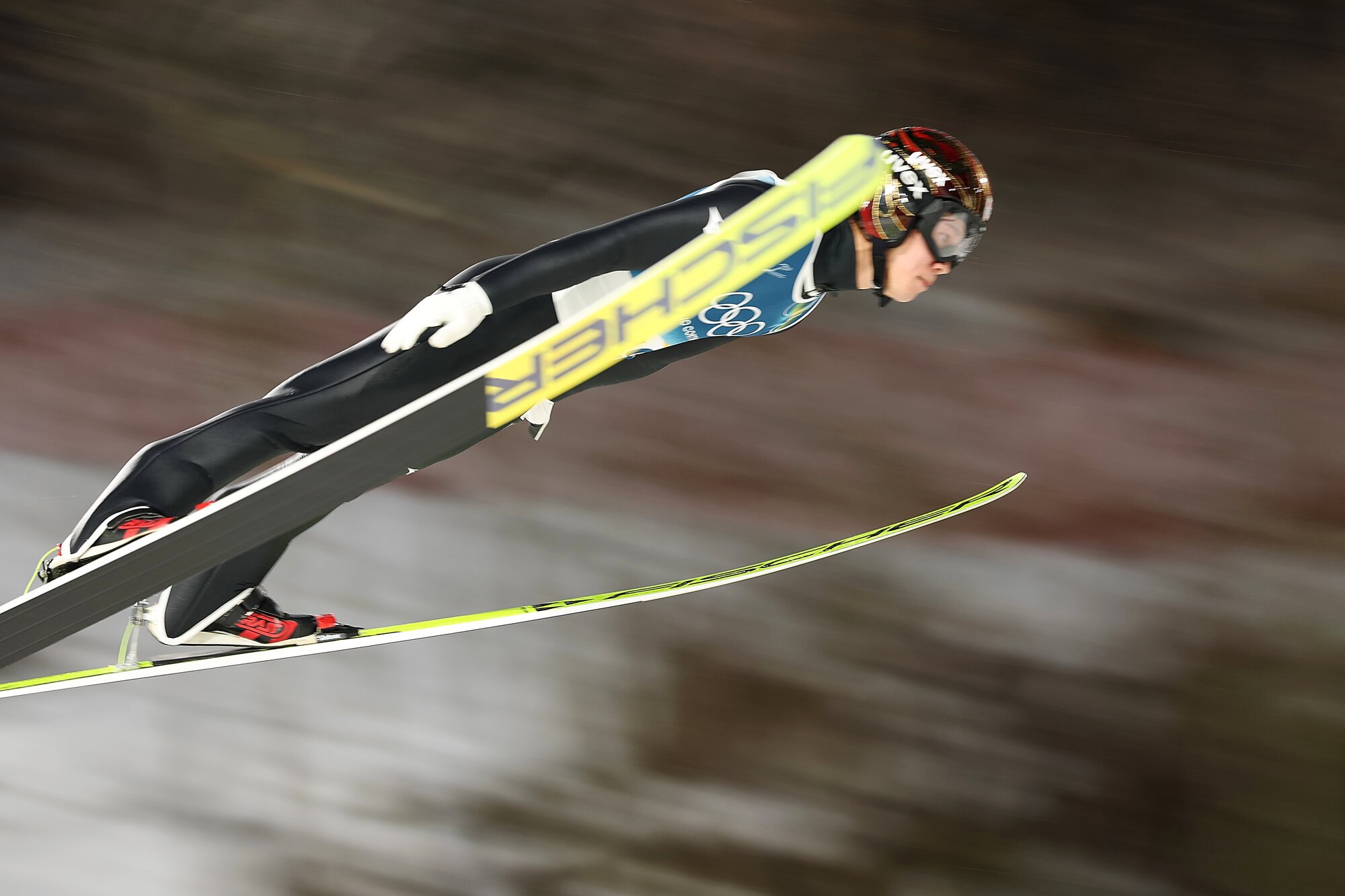 スキージャンプ男子個人ラージヒルで、1回目のジャンプをする二階堂蓮=小林一茂撮影