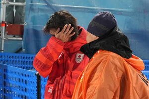 男子個人ラージヒル　銀メダルを獲得し、父･学さんの前で涙を見せる二階堂蓮(撮影･パオロ　ヌッチ)