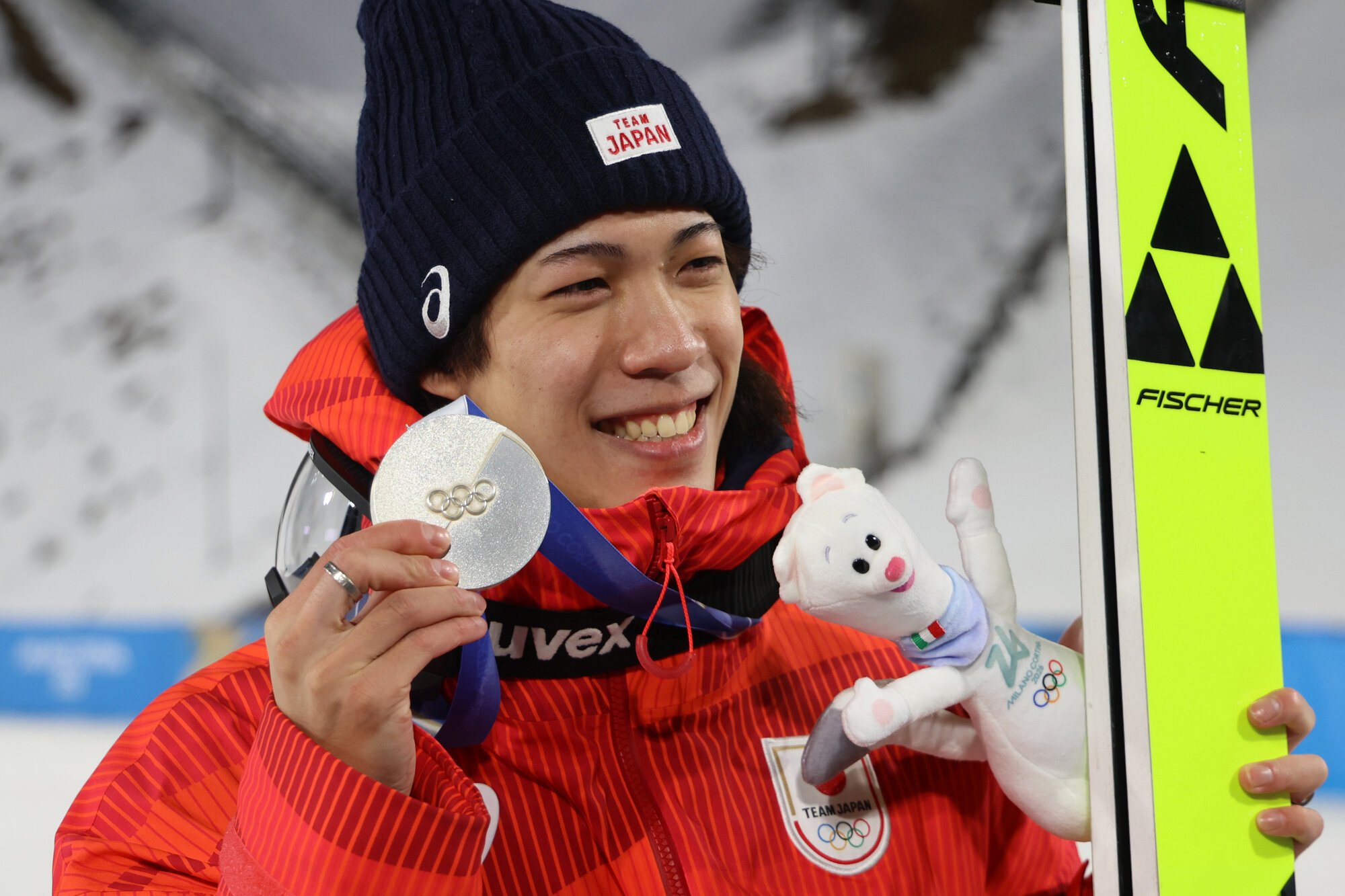スキージャンプ男子個人ラージヒルで、銀メダルを獲得し笑顔をみせる二階堂蓮=小林一茂撮影