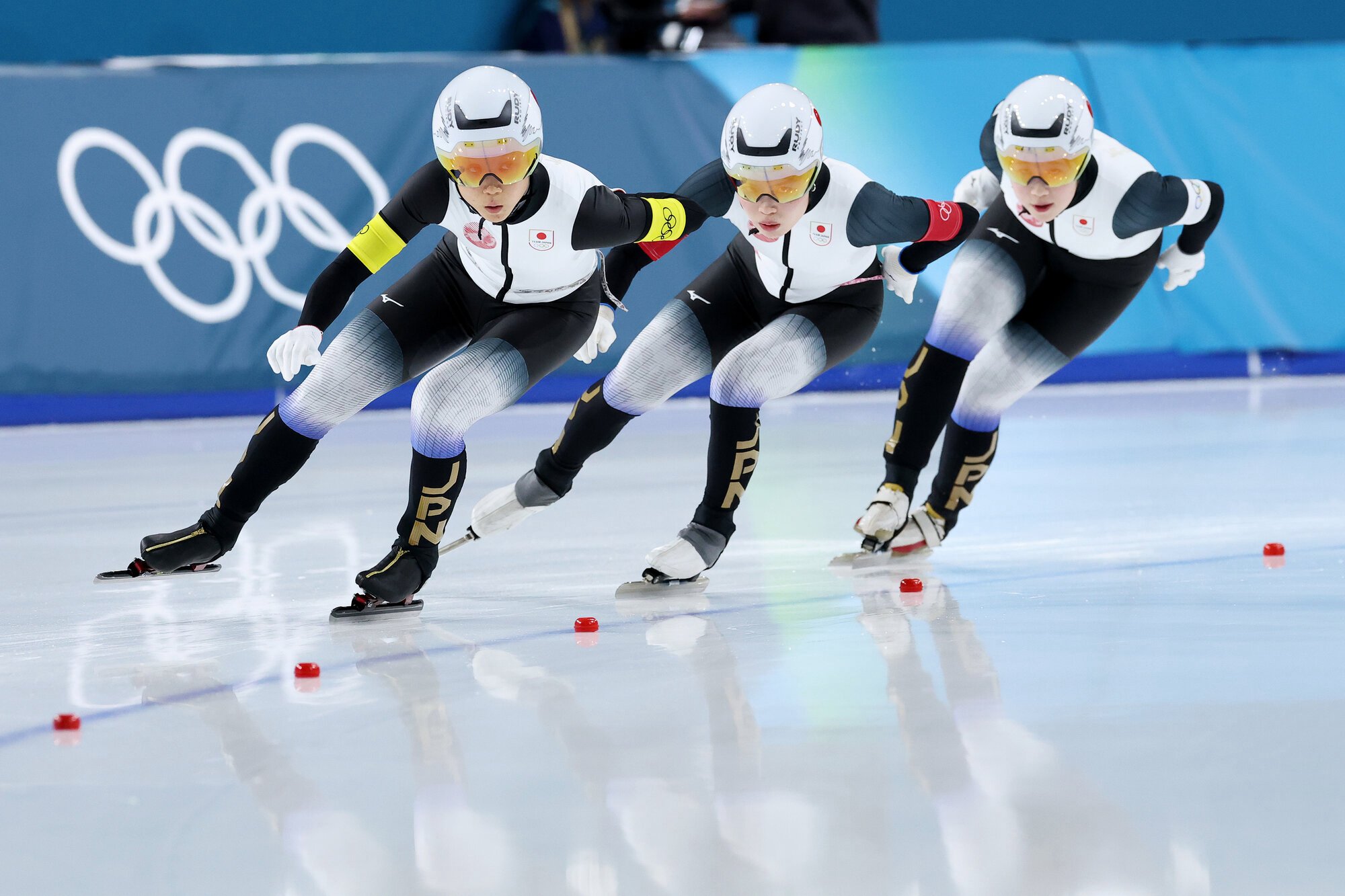 スピードスケート女子団体追い抜き1回戦を全体2位で通過した(左から)高木美帆、佐藤綾乃、堀川桃香=西岡臣撮影