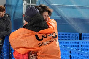 銀メダルの二階堂(後方)は父の学さんと抱き合う(撮影･パオロ　ヌッチ)