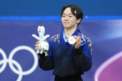 表彰式で銀メダルを手に記念撮影する鍵山(撮影･パオロ　ヌッチ)