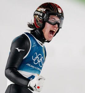 ジャンプ男子個人ラージヒル　二階堂蓮は1回目の飛躍を終えてガッツポーズ(AP)