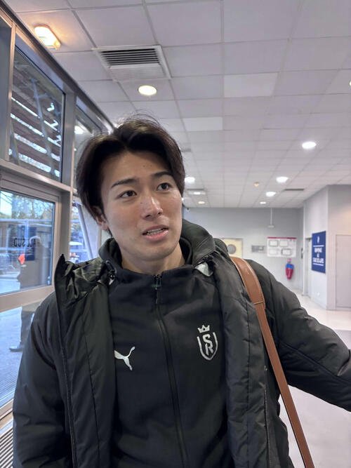 試合後、取材に応じる中村敬斗