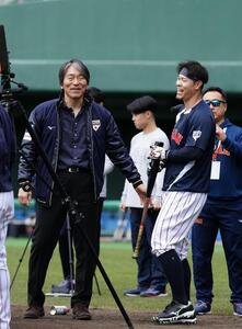 松井氏(左)に肩をたたかれ笑顔を見せる佐藤輝(撮影･垰建太)