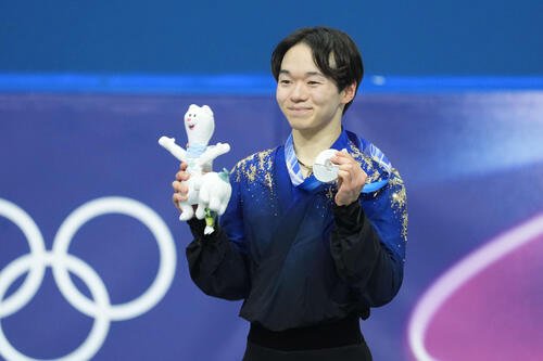 表彰式で銀メダルを手に記念撮影する鍵山(2026年2月撮影)