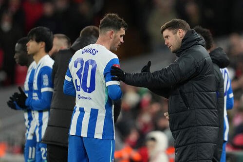 FA杯　リバプール対ブライトン　ヒュルツェラー監督(右)から支持をうけるブライトンの選手(AP)