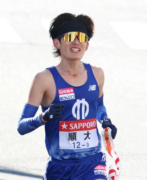 第102回箱根駅伝　鶴見中継所で力走する順大9区石岡大侑(2026年1月3日撮影)