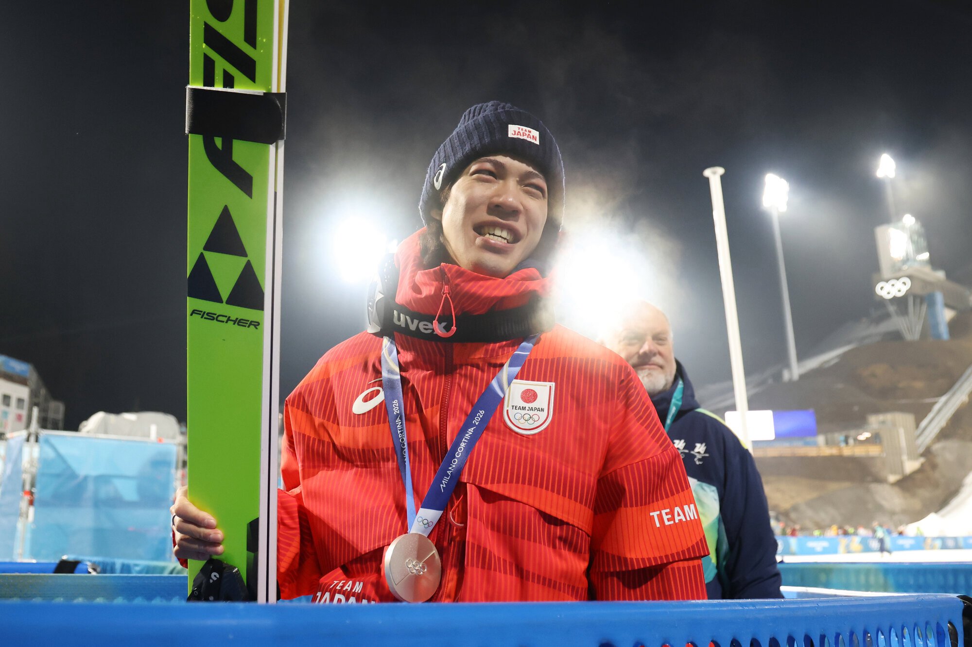スキージャンプ男子個人ラージヒルで、銀メダルを獲得した二階堂蓮。表彰式後に悔しそうな表情を見せた=2026年2月14日午後9時24分、イタリア･プレダッツォ、小林一茂撮影