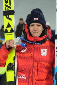 男子個人ラージヒル　銀メダルを手に記念撮影する二階堂(撮影･パオロ　ヌッチ)