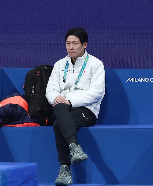 公式練習を見守る日下匡力コーチ(2026年撮影)