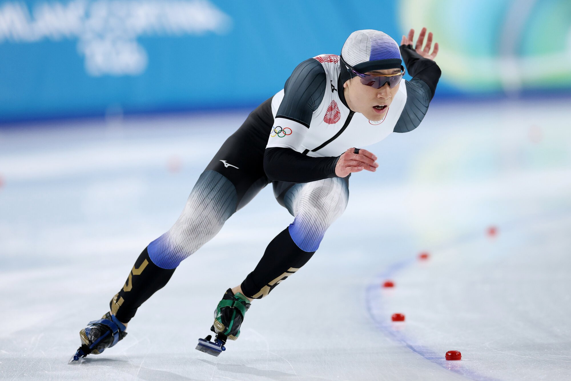スピードスケート男子500メートルで滑走する森重航=西岡臣撮影