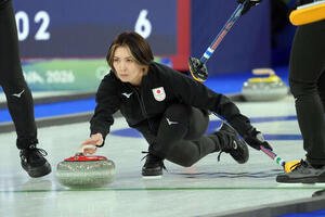 日本対スウェーデン　ショットを放つ吉村(撮影･パオロ　ヌッチ)