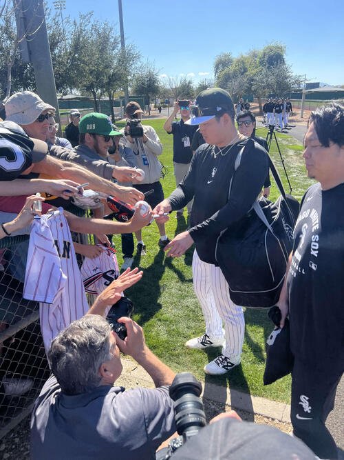 練習後、ファンの求めに応じてサインする村上