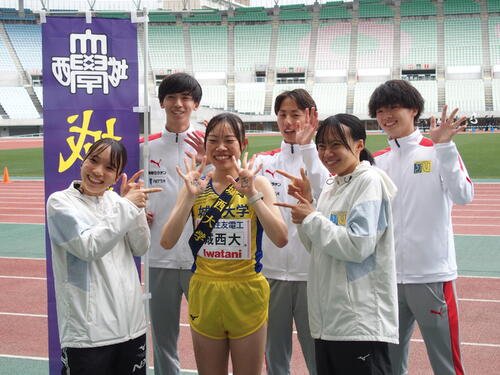 全国大学対校男女混合駅伝で初優勝した城西大のメンバー
