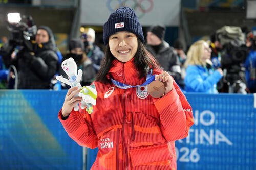 女子個人ノーマルヒルで銅メダルを獲得し笑顔を見せる丸山希(2026年2月撮影)
