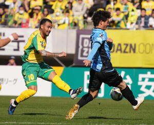 千葉対川崎F　後半、川崎F谷口(右)にシュートを阻まれる千葉ジュニオ(中央)(撮影･小沢裕)