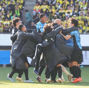 千葉対川崎F PK戦で勝利し歓喜に沸く川崎Fイレブン(撮影･小沢裕)