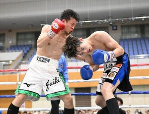 5回、山内(右)に左ボディーを打ち込む辰吉寿以輝(撮影･和賀正仁)